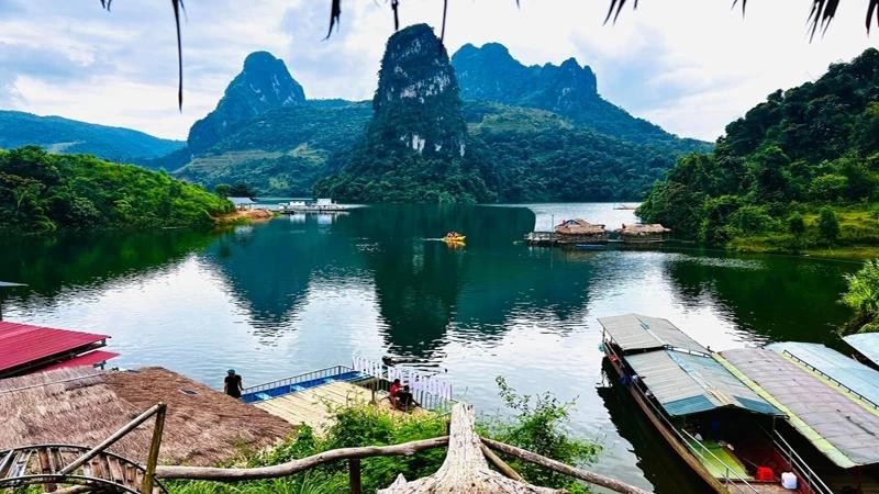 Une vue panoramique de la baie de Pa Khom, entourée de montagnes luxuriantes. Photo : NDEL.