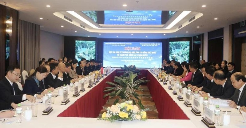 Lors des entretiens entre la province vietnamienne de Cao Bang et la ville chinoise de Baise, dans la région autonome Zhuang du Guangxi. Photo: VNA