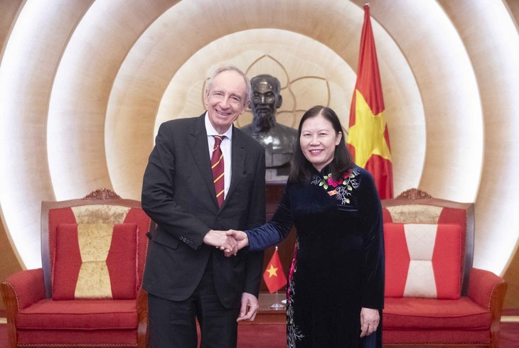  Lê Thi Nga, présidente de la Commission judiciaire de l’Assemblée nationale et Władysław Teofil Bartoszewski, secrétaire d’État polonais aux Affaires étrangères. Photo: quochoi.vn