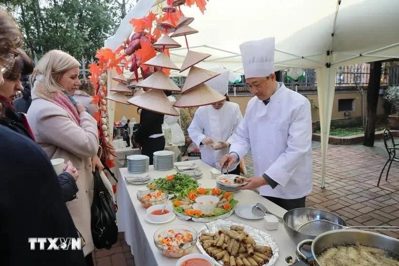 L'ambassade du Vietnam en Italie, en coordination avec la compagnie aérienne nationale du Vietnam, Vietnam Airlines, a organisé la première Journée du "pho" et du "nem" en Italie le 12 décembre afin de promouvoir la culture culinaire et le tourisme vietnamiens. Photo : VNA.