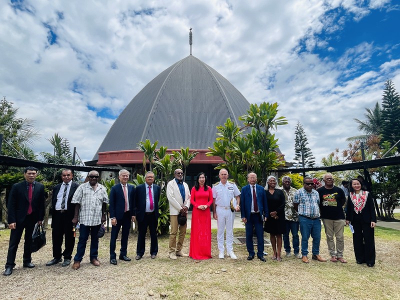 La vice-ministre Le Thi Thu Hang et ses représentants ont pris des photos souvenirs devant le bâtiment traditionnel du peuple Kanax après la cérémonie d'accueil selon les coutumes locales. Photo : thoidai.com.vn