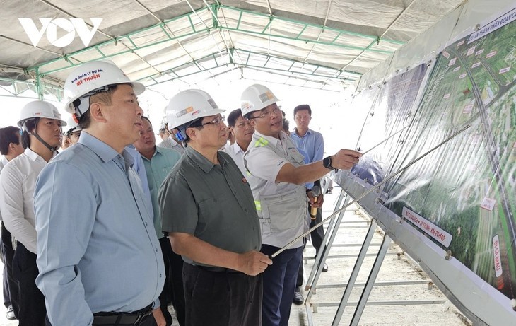 Le Premier ministre écoute une explication sur le projet d’autoroute Cân Tho - Cà Mau. Photo : VOV.