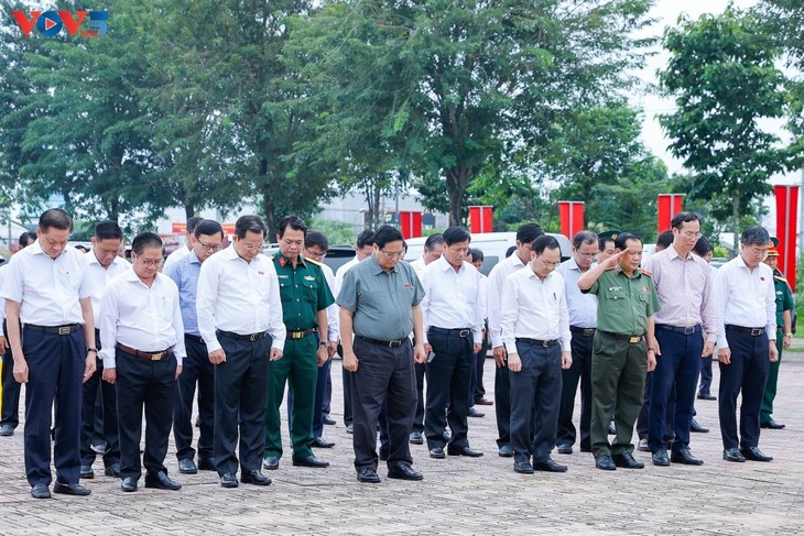 Le Premier ministre Pham Minh Chinh (premier rang, centre), rend hommage aux vétérans révolutionnaires et aux héros morts pour la Patrie. Photo : VOV.