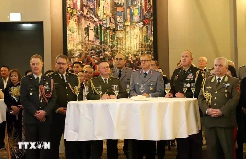 Des délégués à la cérémonie marquant le 80e anniversaire de la fondation de l’Armée populaire du Vietnam à Berlin. Photo : VNA.