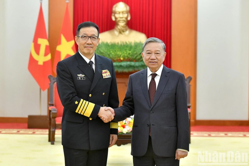 Le secrétaire général Tô Lâm (à droite) a reçu jeudi 19 décembre à Hanoi le ministre chinois de la Défense, Dong Jun. Photo : NDEL.