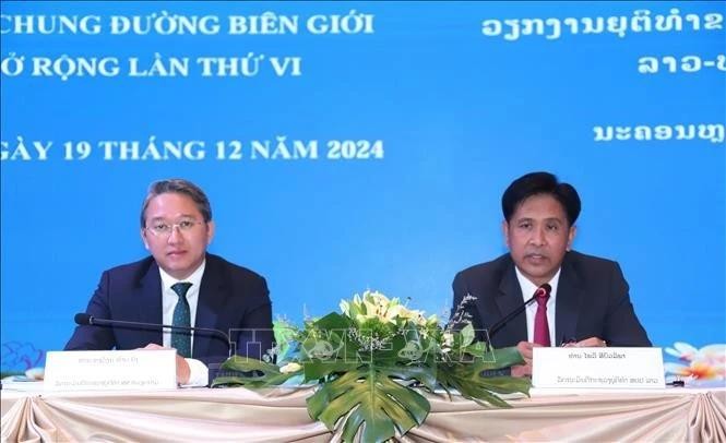 Le ministre vietnamien de la Justice Nguyên Hai Ninh (à gauche) et son homologue lao Phayvy Sibualipha lors de la conférence, à Vientiane, le 19 décembre. Photo : VNA.