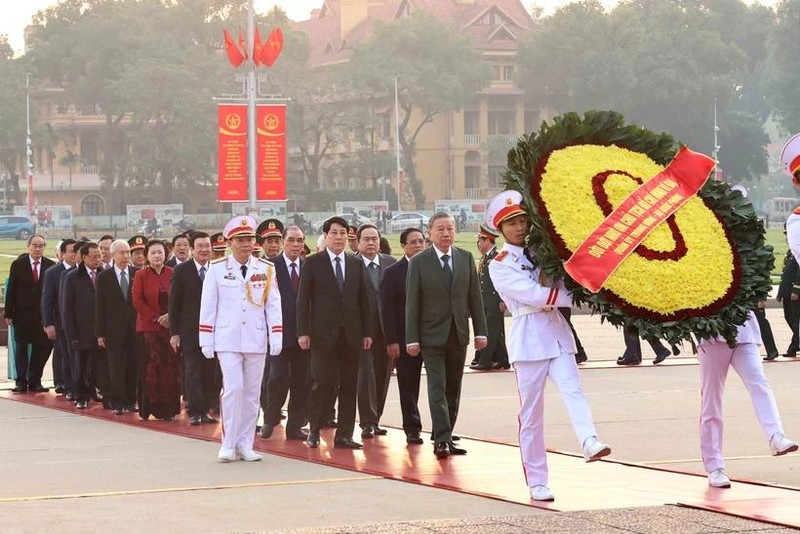 La délégation de dirigeants du Parti et de l’Etat rend hommage au Président Hô Chi Minh en son mausolée. Photo : VNA.