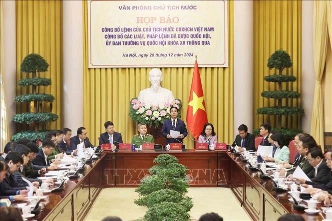 Conférence de presse pour annoncer un décret du président vietnamien sur neuf lois adoptées par la 15e Assemblée nationale lors de sa 8e session. Photo : VNA.