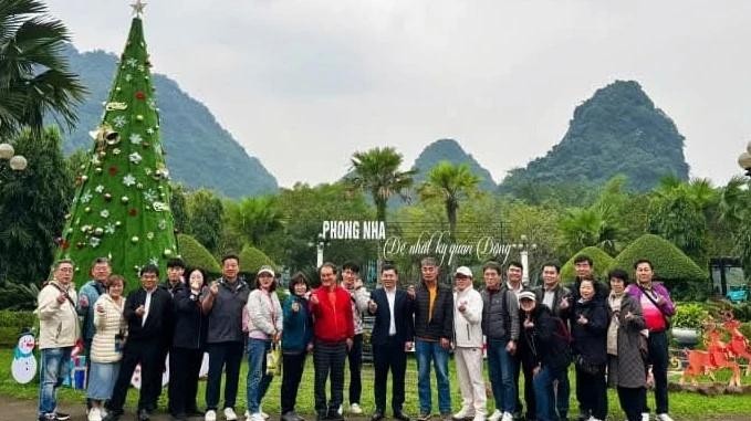 La délégation sud-coréenne de Famtrip dans le parc national de Phong Nha-Ke Bang. Photo : NDEL.