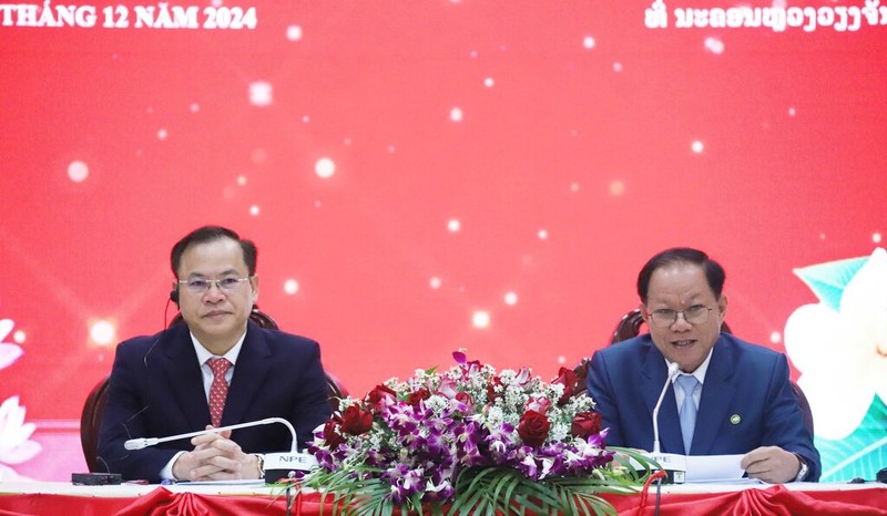 Le vice-ministre vietnamien de la Police, le général de division Nguyên Van Long (gauche) et le vice-ministre lao de la Police, le général de brigade Khamking Phuilamanyvong. Photo : VNA.