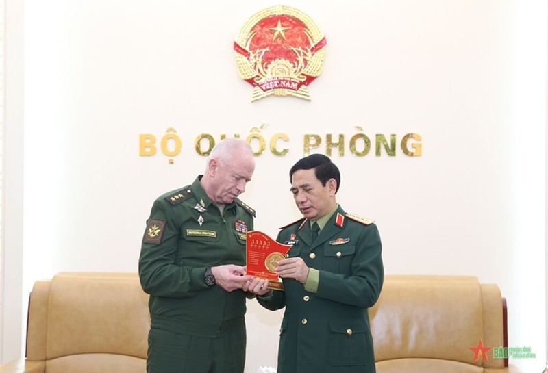 Le général Phan Van Giang, ministre de la Défense du Vietnam (droite) et le général de corps d'armée Alexander Vasilyevich Fomin, vice-ministre de la Défense de la Russie. Photo : VNA.