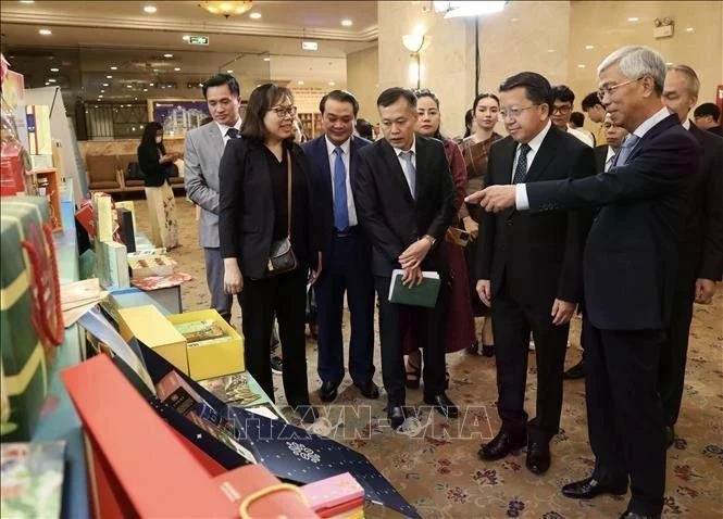 Les délégués visitent un stand d’exposition au Forum de promotion du commerce et de l’investissement Vietnam-Laos. Photo : VNA.