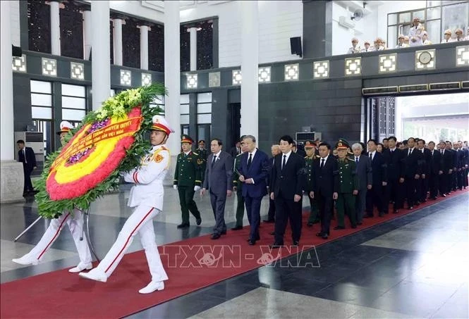 Une délégation du Comité central du Parti, conduite par le secrétaire général, To Lam, rend hommage au général Nguyen Quyet. Photo : VNA.