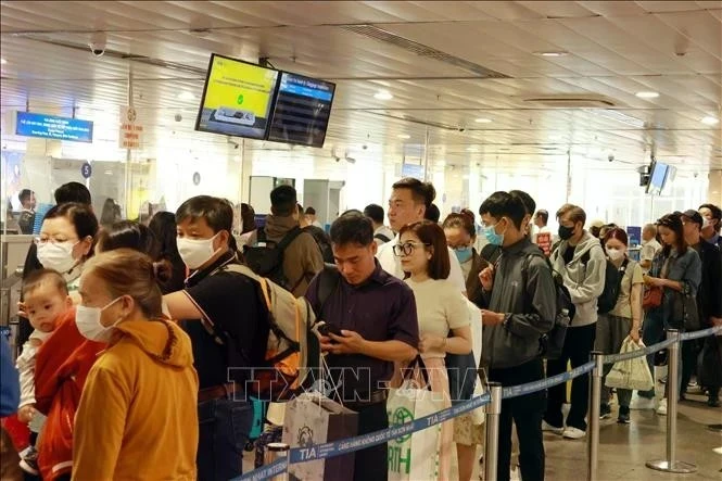 Les passagers font la queue pour les procédures de contrôle de sécurité à l'aéroport Tan Son Nhat à Ho Chi Minh-Ville. Photo : VNA.