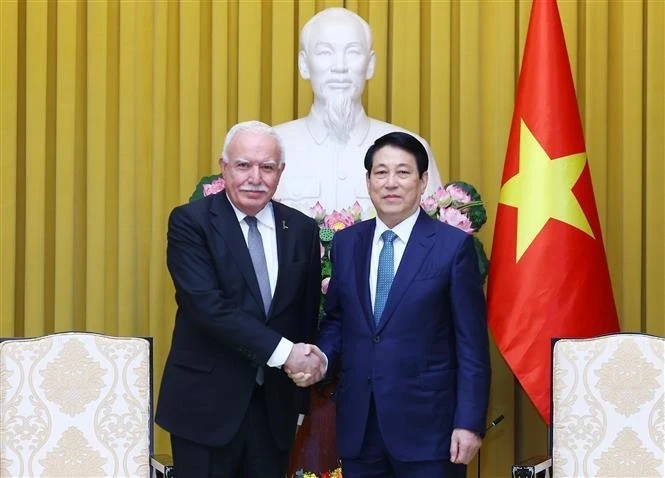 Le président vietnamien Luong Cuong (droite) et le professeur Riad Malki, envoyé spécial du président palestinien, en visite de travail au Vietnam. Photo : VNA.