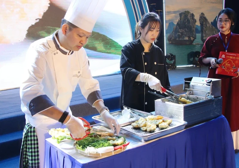 L'art de la fabrication de galettes de seiche d'Ha Long. Photo : baoquangninh.vn