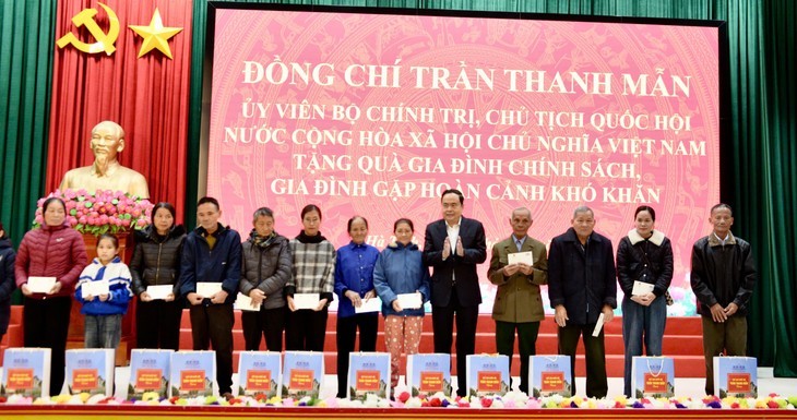 Trân Thanh Mân remet des cadeaux à des familles méritantes et des personnes démunies à Hà Tinh. Photo : VOV.