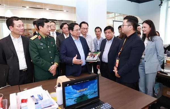 Le Premier ministre Pham Minh Chinh (au centre) se rend au Groupe de l'industrie et des télécommunications militaire (Viettel). Photo : VNA.