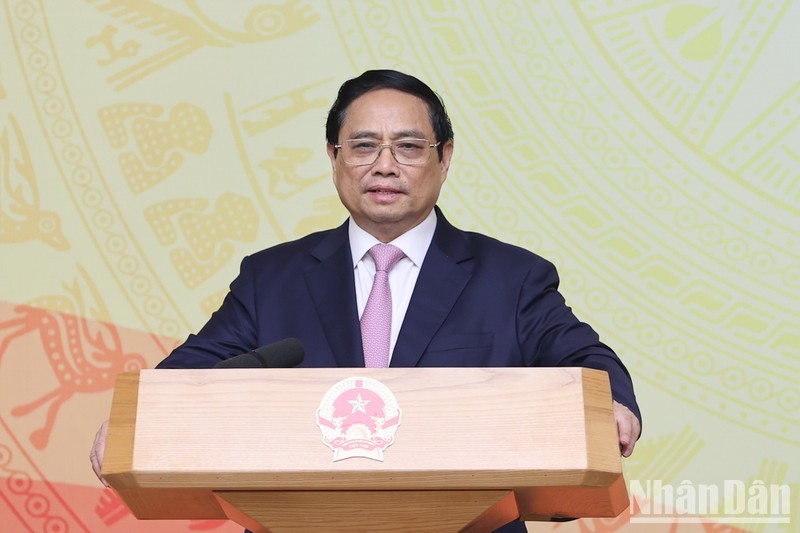 Le Premier ministre Pham Minh Chinh (debout, au centre) lors de la conférence. Photo : NDEL.