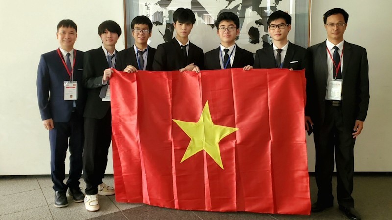 Avec ces performances, l'équipe vietnamienne est classée parmi les meilleures aux IPhO 2023. Photo : VNA.