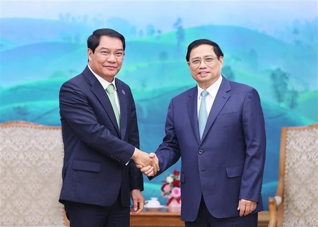 Le Premier ministre Pham Minh Chinh (à droite) et le maire de Vientiane, Atsaphangthong Siphandone. Photo : VNA.