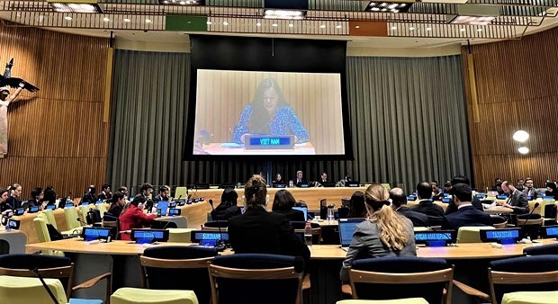 Le Vietnam soutient les mesures antiterroristes conformément aux principes de la Charte de l’ONU et du droit international, lors du débat de la 6e Commission (questions juridiques) de la 78e session de l’Assemblée générale de l’ONU sur les mesures visant à éliminer le terrorisme international, tenu le 2 octobre à New York. Photo : VNA.