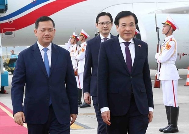 Le Premier ministre cambodgien, Samdech Moha Bovor Thipadei Hun Manet (à gauche), et le ministre et président du Bureau gouvernemental, Trân Van Son, à l'aéroport international de Nôi Bài (en banlieue de la capitale Hanoi). Photo : VNA.