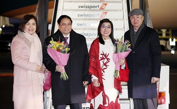 Le Premier ministre vietnamien, Pham Minh Chinh, et son épouse (au milieu) à l'aéroport international de Zurich (en Suisse). Photo : VNA.