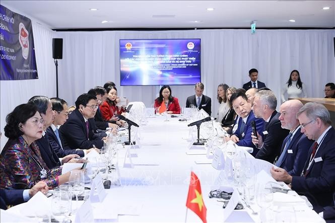 Le Premier ministre vietnamien, Pham Minh Chính, lors de la table-ronde sur la coopération entre les entreprises mondiales dans les domaines du développement de l'Intelligence Artificielle (IA), de la technologie automobile, des semi-conducteurs et des écosystèmes.. Photo : Duong Giang/VNA.