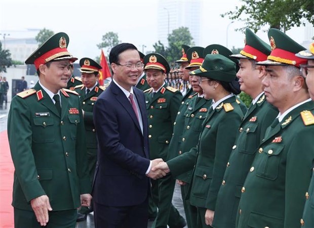 Le Président vietnamien Vo Van Thuong (au milieu) et des responsables de Viettel. Photo : VNA.