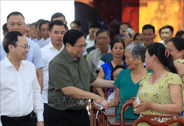 Le Premier ministre Pham Minh Chinh avec les personnes bénéficiaires de politiques sociales, les personnes déhéritées, à Cân Tho, le 4 février. Photo : VNA.