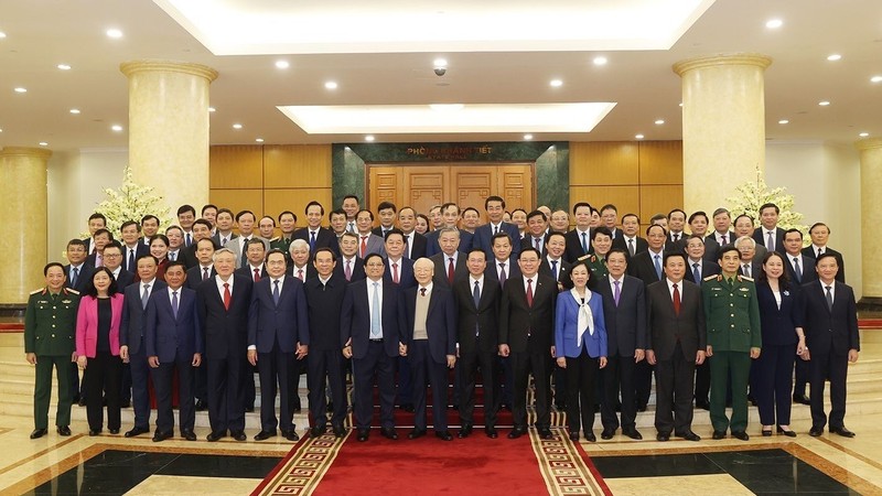Le Secrétaire général du Parti Nguyên Phu Trong (au milieu du 1er rang) et d’autres dirigeant du Parti et de l’Etat, membres du sous-comité des documents du XIVe Congrès national du Parti, posent pour une photo de groupe. Photo : VNA.