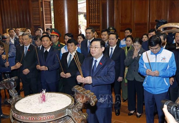 Le président de l’Assemblée nationale (AN), Vuong Dinh Hue, rend hommage au Président Ho Chi Minh au vestige national spécial de Kim Lien, dans la province de Nghe An, au Centre. Photo : VNA.