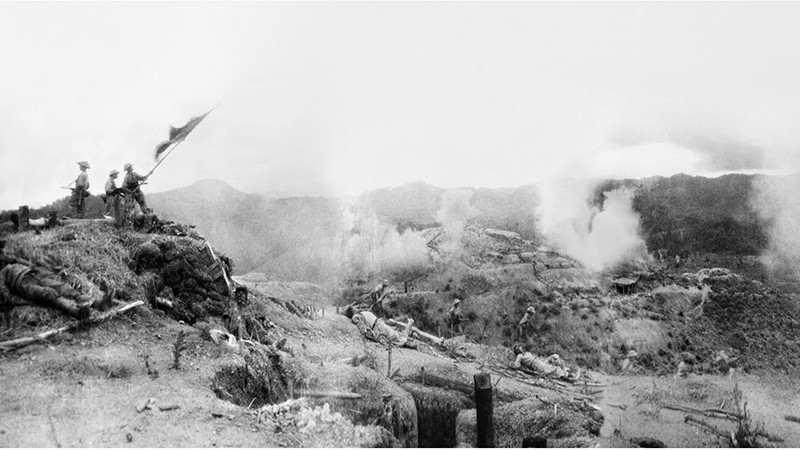 Sur la colline de Dôc Lâp (Gabrielle) à Diên Biên Phu, les soldats de l'Armée populaire vietnamienne ont hissé le drapeau « Déterminé à combattre, déterminé à gagner » sur le toit du tunnel de commandement de l’ennemi après avoir complètement détruit ce poste de commandement le 14 mars 1954. Photo d'archives : VNA.