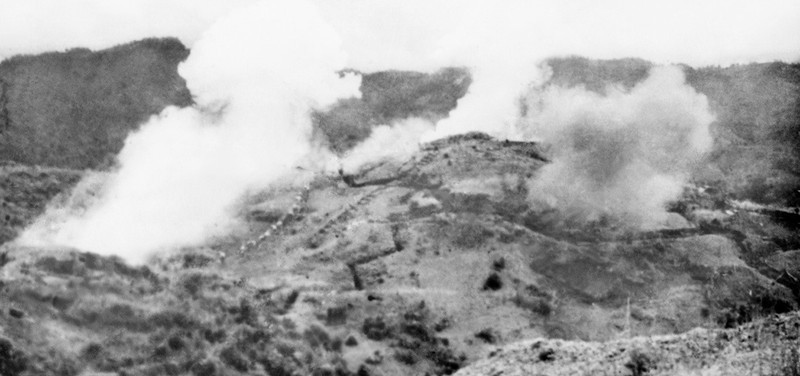 Les positions de l’ennemie sur la colline de Him Lam touchées par l’artillerie de l’armée vietnamienne étaient en feu et ces positions ont été détruites le 13 mars, jour de l’ouverture de la campagne. Photo d'archives : VNA.