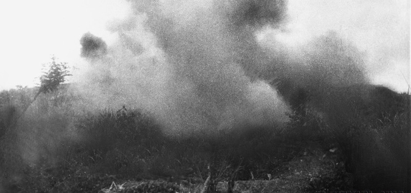 Les positions de l’ennemie sur la colline de Him Lam touchées par l’artillerie de l’armée vietnamienne furent en feu et détruites le 13 mars, jour de l’ouverture de la campagne. Photo d'archives : VNA.