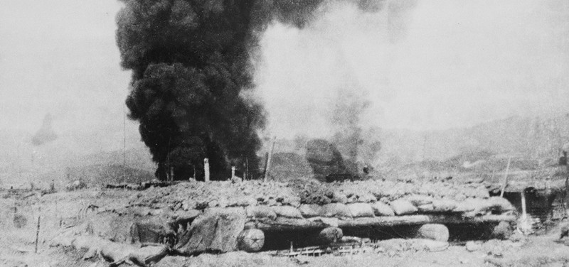 Le 16 mars 1954, l'avion de l’ennemi à l'aéroport de Muong Thanh détruit par notre artillerie de 105 mm dès le premier coup de feu. Photo : Maison d’édition Thông Tân.