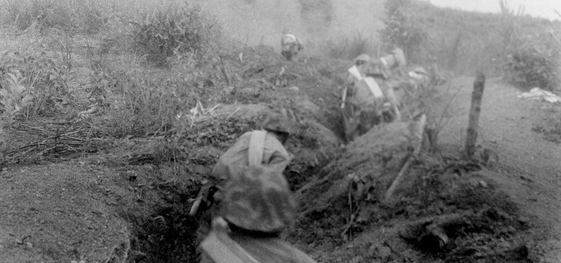 Lorsque l’artillerie cessa, nos soldats d’assaut profitèrent du terrain pour s’approcher des positions ennemies sur la colline de Him Lam et les détruire dès le premier jour de la campagne le 13 mars 1954. Photo : VNA.