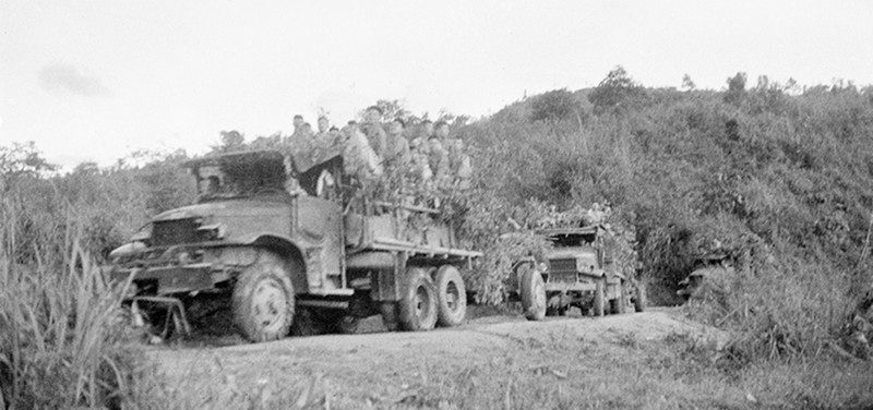 Des unités d'infanterie mécanisées acheminent avec diligence des soldats vers Diên Biên Phu. Photo d'archives : VNA.