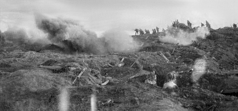 Depuis des tranchées, les soldats de choc vietnamiens utilisent des fusils de précision pour tirer sur l’ennemie. Face aux attaques, les troupes françaises s'enfuient en désordre de leurs positions sur la colline C. Photo : VNA.