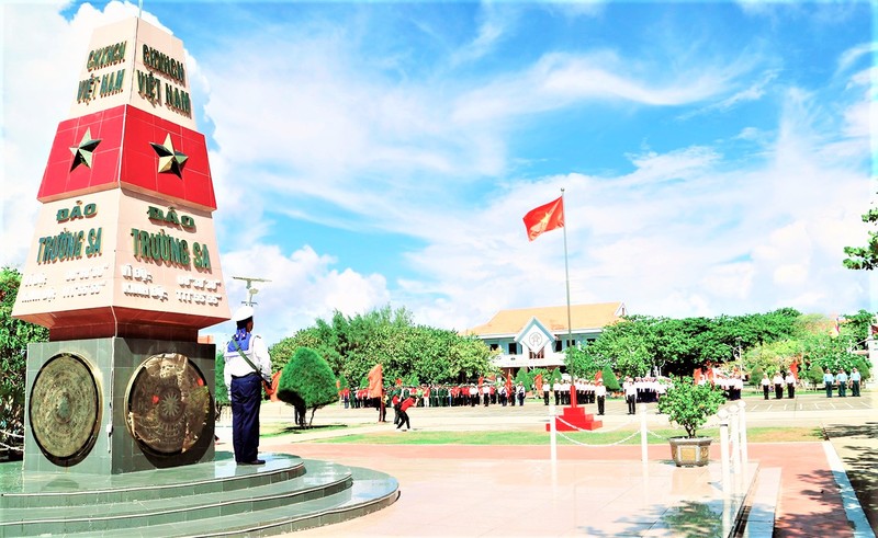 Une délégation des Vietnamiens résidant à l'étranger rend visite aux officiers, aux soldats et aux habitants du district insulaire de Truong Sa. Photo : L'Association VKBIA.