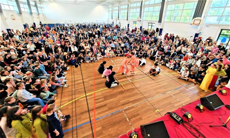 Plus de 2 000 parents et élèves de l'école Loquidy (Nantes, France) ont découvert la culture vietnamienne avec enthousiasme. Photo : Thu Trang/NDEL.