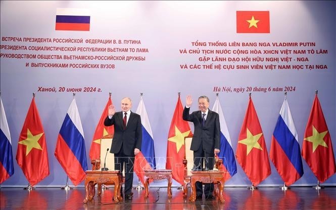 Le président vietnamien To Lam (à droite) et son homologue russe Vladimir Poutine lors de leur rencontre cordiale avec les dirigeants de l'Association d'amitié Vietnam-Russie et les anciens étudiants vietnamiens ayant étudié en Russie. Photo : VNA.