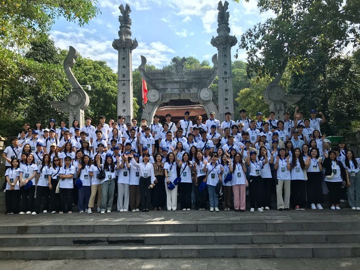 Les jeunes Vietkieu prennent des photos au temple dédié à Lac Long Quan, le père du peuple vietnamien. Photo : Lan Phuong.