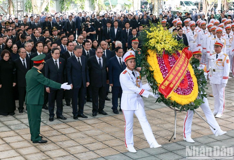 La délégation du Comité central du PCV, conduite par To Lam, membre du Bureau Politique et président vietnamien rend hommage au Secrétaire général Nguyên Phu Trong. Photo : Journal Nhân Dân.