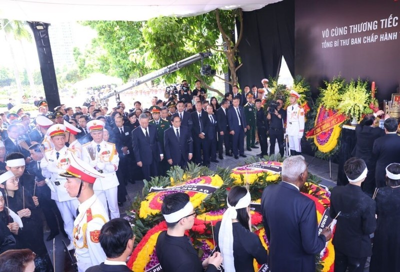 Cérémonie d’inhumation du SG Nguyên Phu Trong au cimetière de Mai Dich à Hanoï. Photo : VNA.