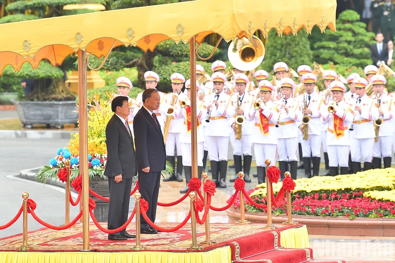 La cérémonie d'accueil officielle du dirigeant lao et de son épouse. Photo : VNA.