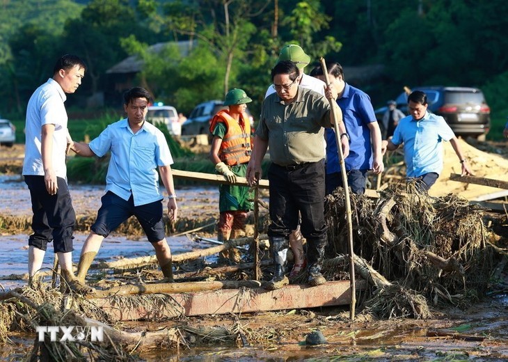 Le Premier ministre Pham Minh Chinh supervise les opérations de recherche des victimes à Làng Nu. Photo : Duong Giang/VNA.