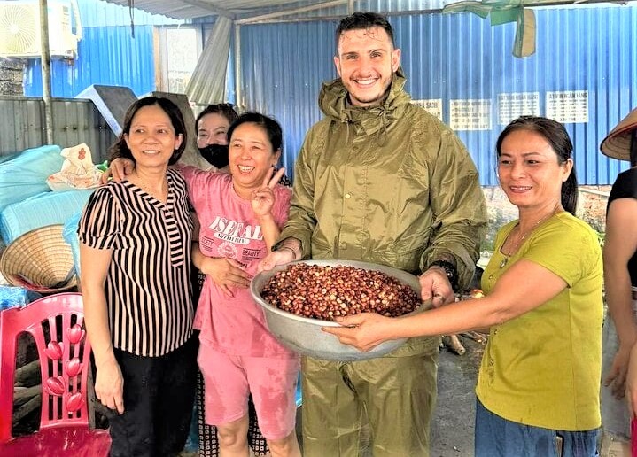 Nathan Ross Keers s’est rendu à Thai Nguyên pour distribuer des vivres et des produits de première nécessité aux habitants. Photo : vtcnews.vn 