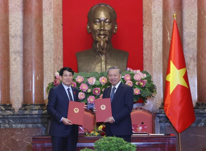 To Lam (à droite) transfère la présidence de la République à Luong Cuong. Photo : VNA.